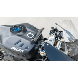 Βάση στήριξης κινητού Optiline Titan Panigale για τις βίδες στην μίζα στο τιμόνι μηχανής Panigale 899, 959, V2, 1199, 1299, V4 με σύστημα Duolock